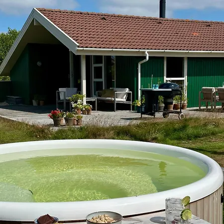 Hébergement de vacances Modern With Wood-fired Hot Tub